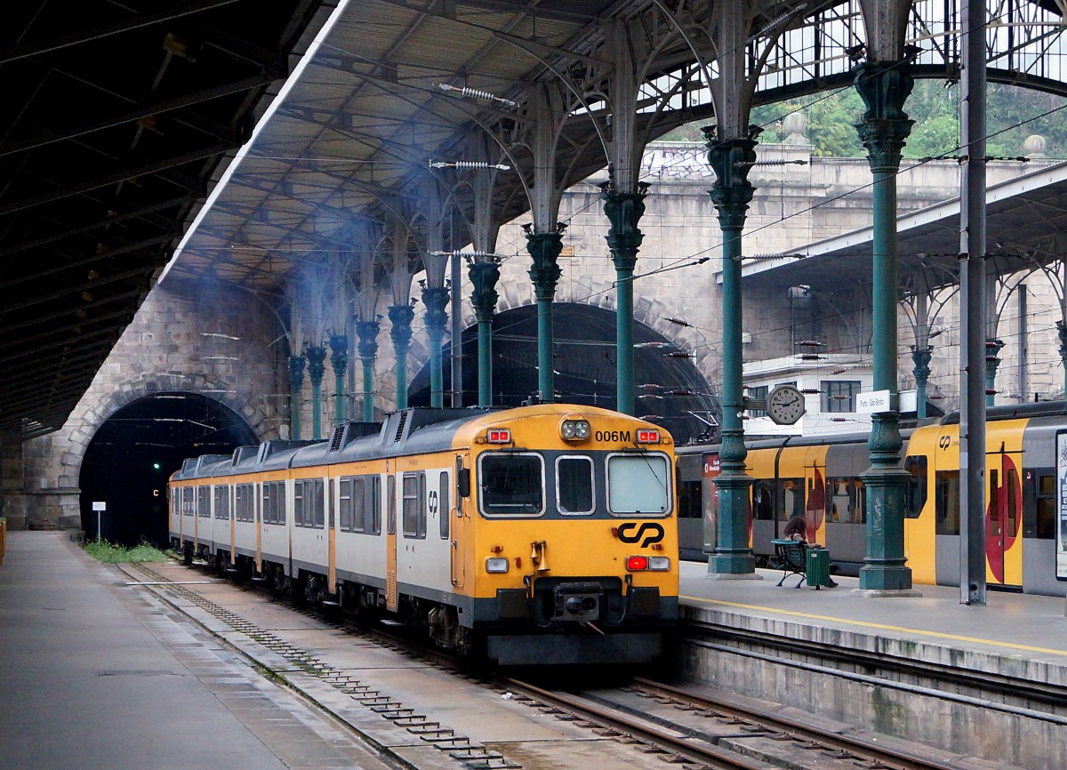 Bahnen in Portugal: Am 25. März 2015 verlässt der CP 006 M den Kopfbahnhof Porto Sao Bento in Richtung Pocinho. Da diese Strecke nur bis Caide elektrifiziert ist, können die Touristen des Douro-Tals ihre faszinierende Fahrt im Bummelzug geniessen.
Foto: Walter Ruetsch