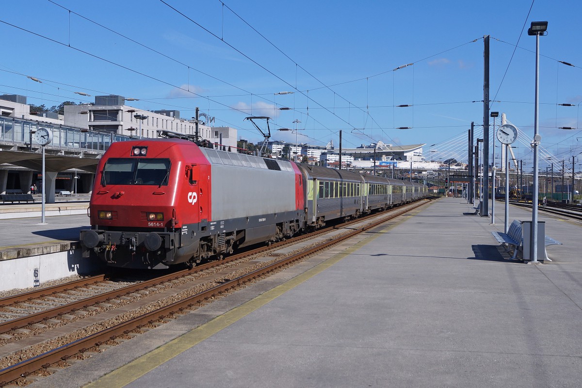 Bahnen in Portugal: CP Fernverkehrszug Porto-Lissabon mit der E-Lok 5614-1 anlässlich der Bahnhofseinfahrt PORTO CAMPANHA am 25. März 2015.
Foto: Walter Ruetsch
