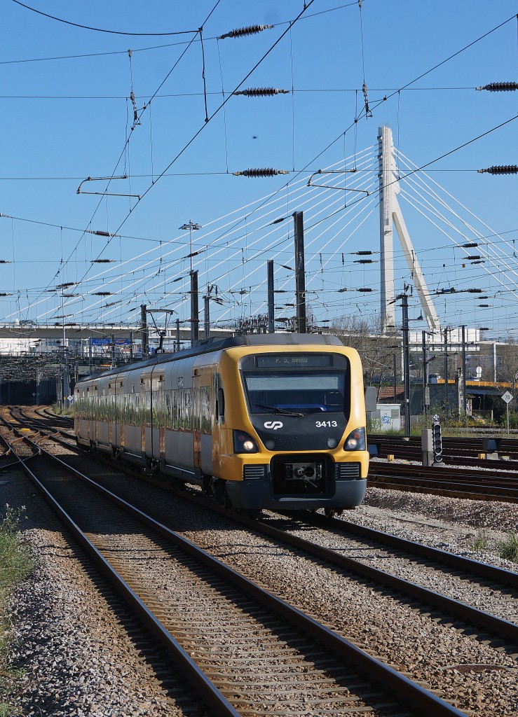 Bahnen in Portugal: Der CP Triebzug 3413 bei der Einfahrt in PORTO CAMPANHA am 25. März 2015.
Foto: Walter Ruetsch