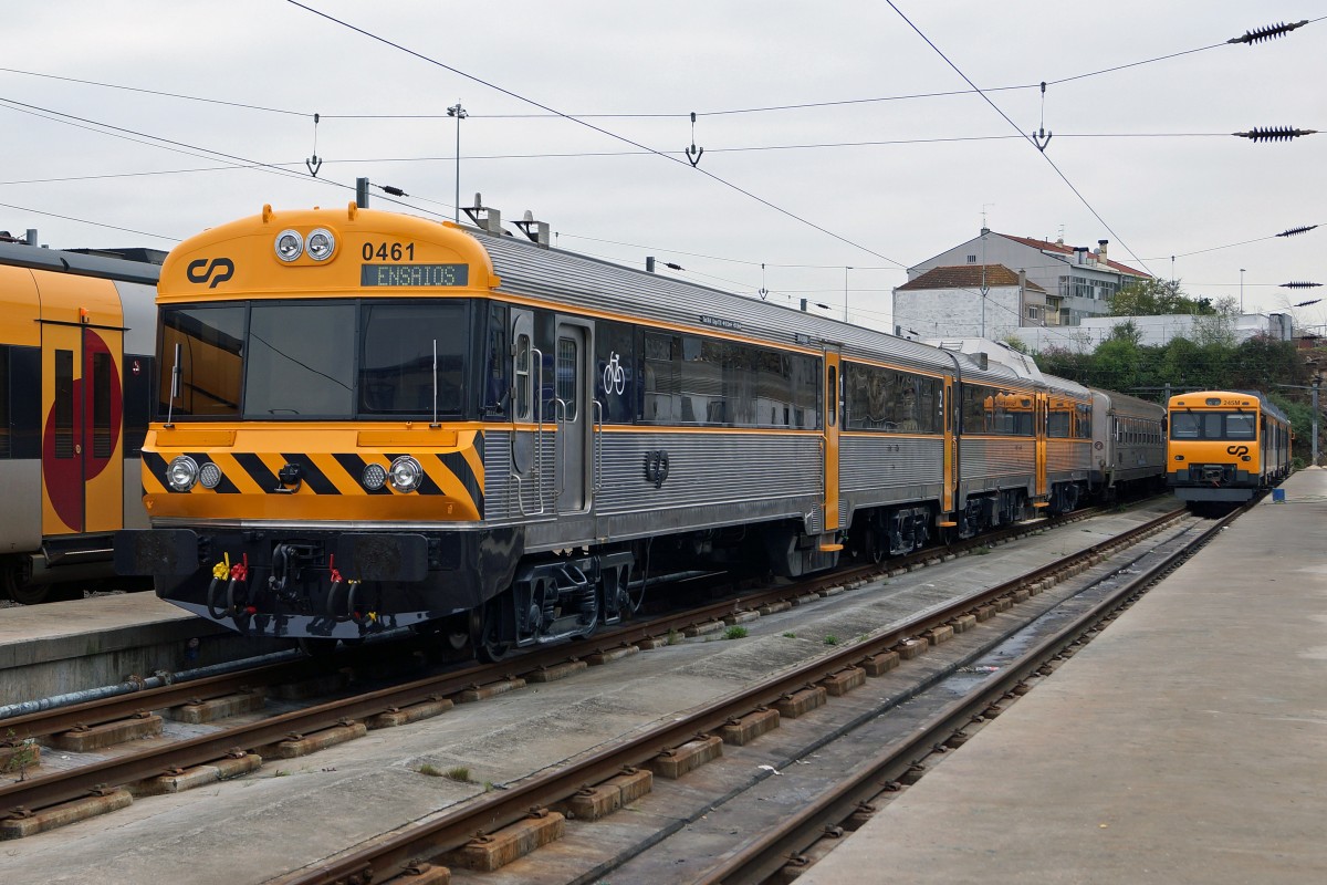 Bahnen in Portugal: Der frisch aufgearbeitete CP 0461 und der CP 245M im Betriebswerk Porto Contumil aufgenommen am 27. März 2015.
Foto: Walter Ruetsch