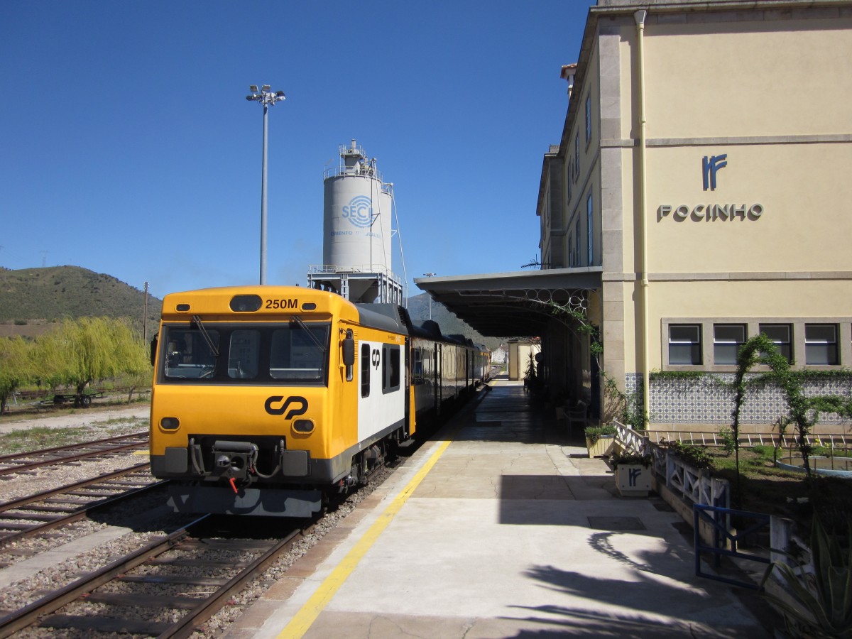 Bahnen in Portugal: Der frisch aufgearbeitete CP 250 M auf der Endstation POCINHO am 27. März 2015. 
Foto: Kathrin Ruetsch, Sammlung Walter Ruetsch 