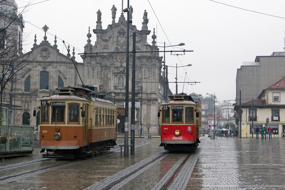 Bahnen in Portugal: Die drei verbliebenen Strassenbahnlinien 1, 18 und 22 von Porto werden mit historischen zweiachsigen Motorwagen betrieben. Speziell zu beachten gibt es die Stangenstromabnehmer die an Endhaltestellen ohne Schlaufe durch den Tramführer in die richtige Position gerückt werden müssen. Hier handelt es sich um die Verbindungsstrecke, der Strassenbahnlinien 1 und 22. Begegnung zwischen den Motorwagen 205  COCA'COLA  Linie 18 und dem Motorwagen 220 der Linie 22 am 25. März 2015.
Foto: Walter Ruetsch