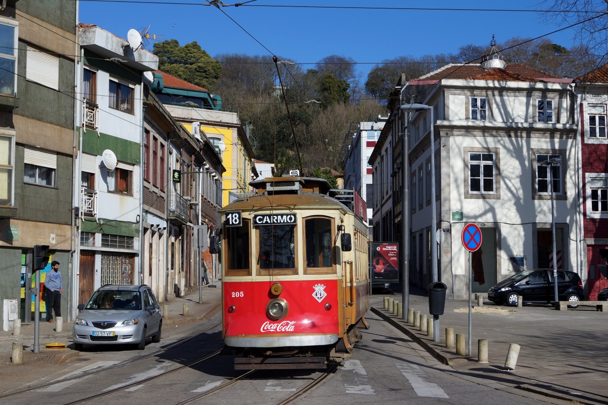 Bahnen in Portugal: Die drei verbliebenen Strassenbahnlinien 1, 18 und 22 von Porto werden mit historischen zweiachsigen Motorwagen betrieben. Speziell zu beachten gibt es die Stangenstromabnehmer die an Endhaltestellen ohne Schlaufe durch den Tramführer in die richtige Position gerückt werden müssen. Motorwagen Nr. 205  COCA'COLA  auf der Linie 18 im Einsatz am 25. März 2015. Hier handelt es sich um die Verbindungsstrecke zwischen den Strassenbahnlinien 1 und 22.
Foto: Walter Ruetsch