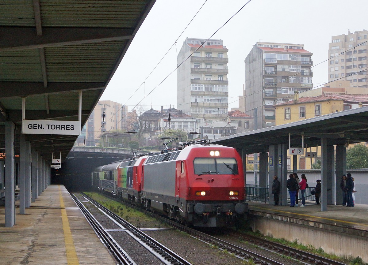 Bahnen in Portugal: Eher seltene Doppeeltraktion der BR 5600 vor einem Fehrnverkehrszug anlässlich der Bahnhofsdurchfahrt GEN. TORRES am 26. März 2015.
Foto: Walter Ruetsch