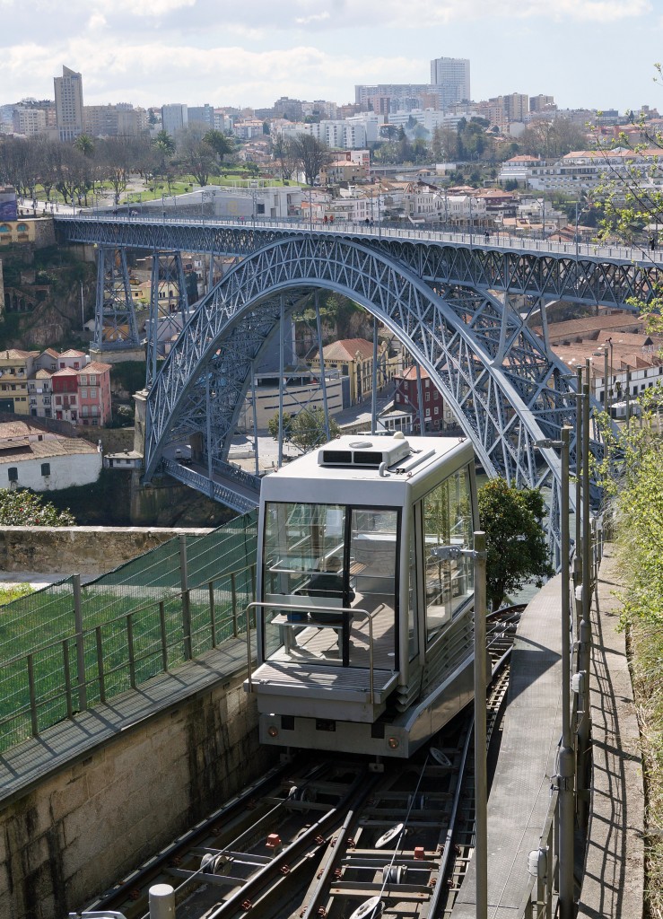 Bahnen in Portugal: FUNICULAR PORTO DOS GUINDAIS-BAIRRO mit fotogener Linienführung. Die Aufnahme ist am 25. März 2015 entstanden.
Foto: Walter Ruetsch 