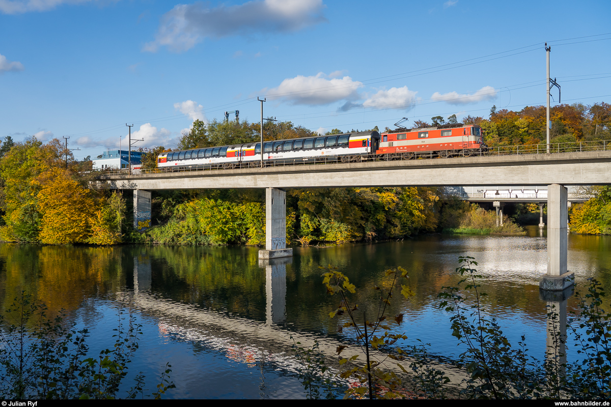  Bahnfahrt rund um Zürich  - unter diesem Namen führte die SBB am 24. Oktober eine Fahrt mit der Re 4/4 II 11109 und zwei Panoramawagen durch. Mit fachkundiger Erklärung wurden dabei allerlei interessante Strecken befahren. Unter anderem ging es vom Furttal über die normalerweise nur vom Güterverkehr benutzte Verbindungskurve in den Rangierbahnhof Limmattal, hier auf der Limmatbrücke bei Killwangen.