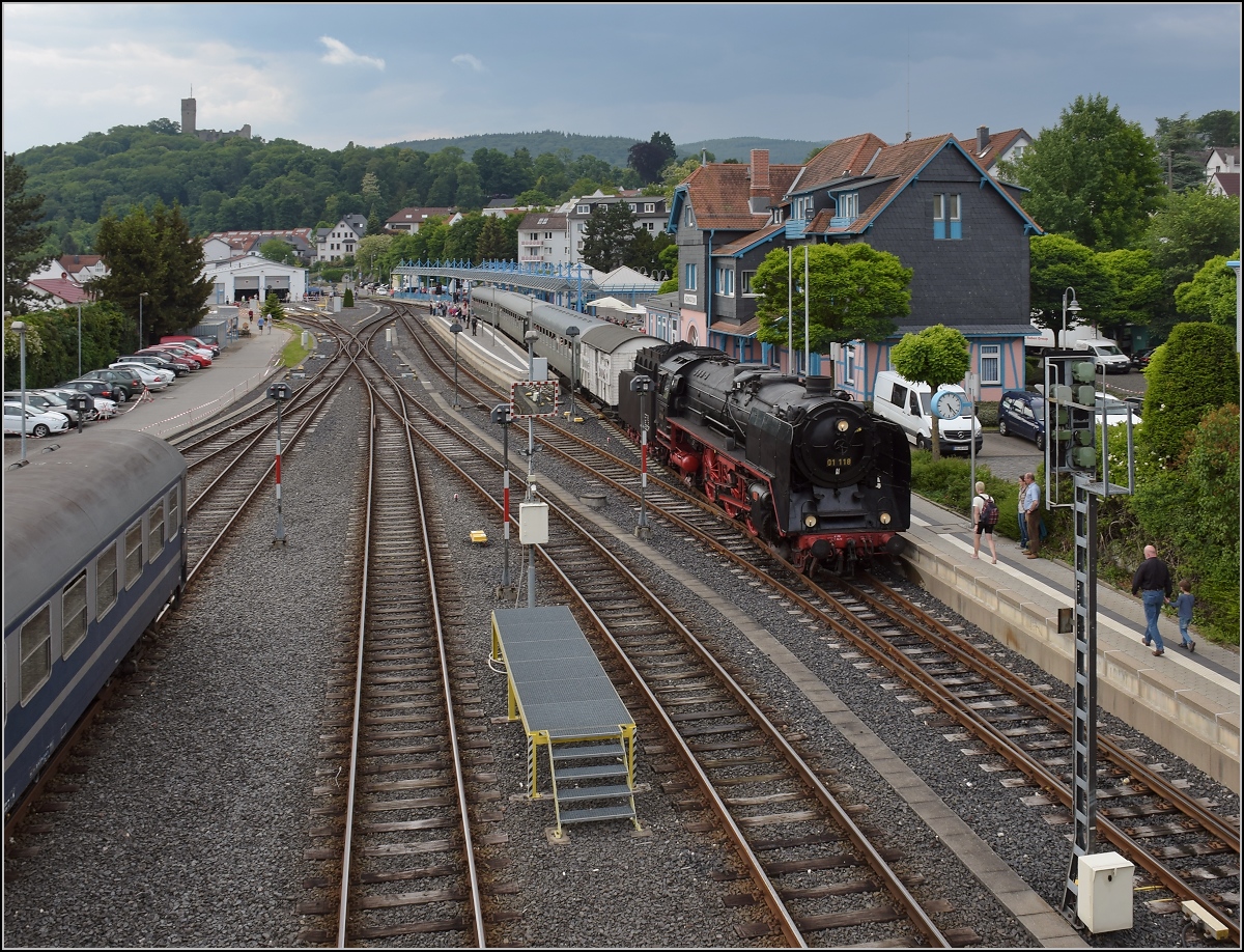 Bahnfest in Königstein. 01 118 vor den grünen Schnellzugwagen in Königstein. Mai 2018.