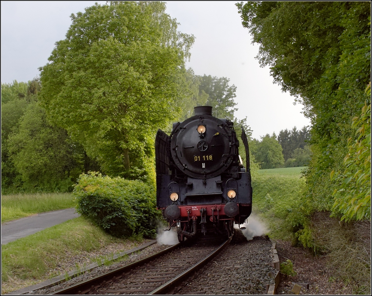Bahnfest in Königstein. 01 118 zieht den Zug mit den grünen Schnellzugwagen im  Schneckengang nach Königstein. Mai 2018.