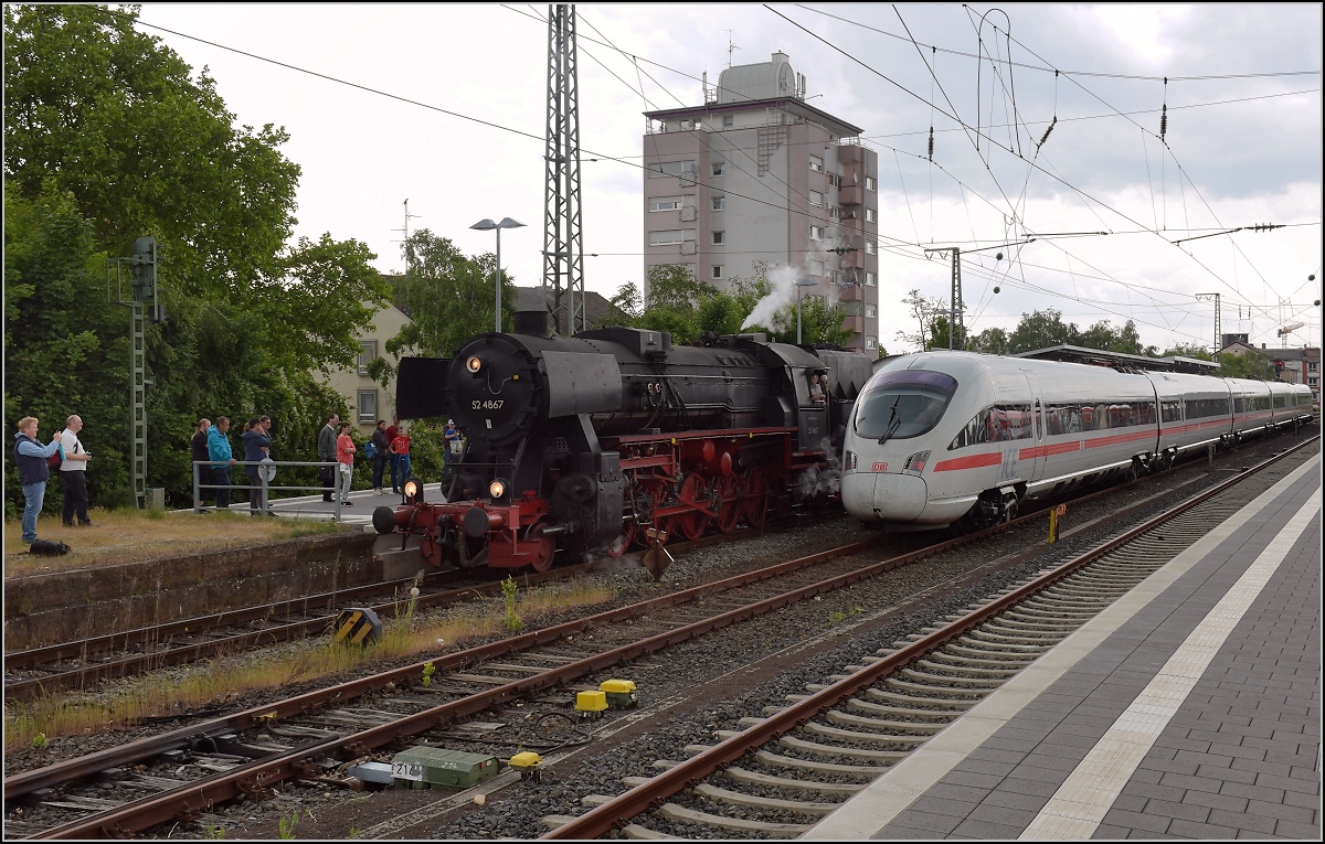 Bahnfest in Knigstein. 52 4867 und ein 415 begegnen sich in Hchst bzw. der ICE ist den Nostalgikern vor die Linse geparkt. Mai 2018.