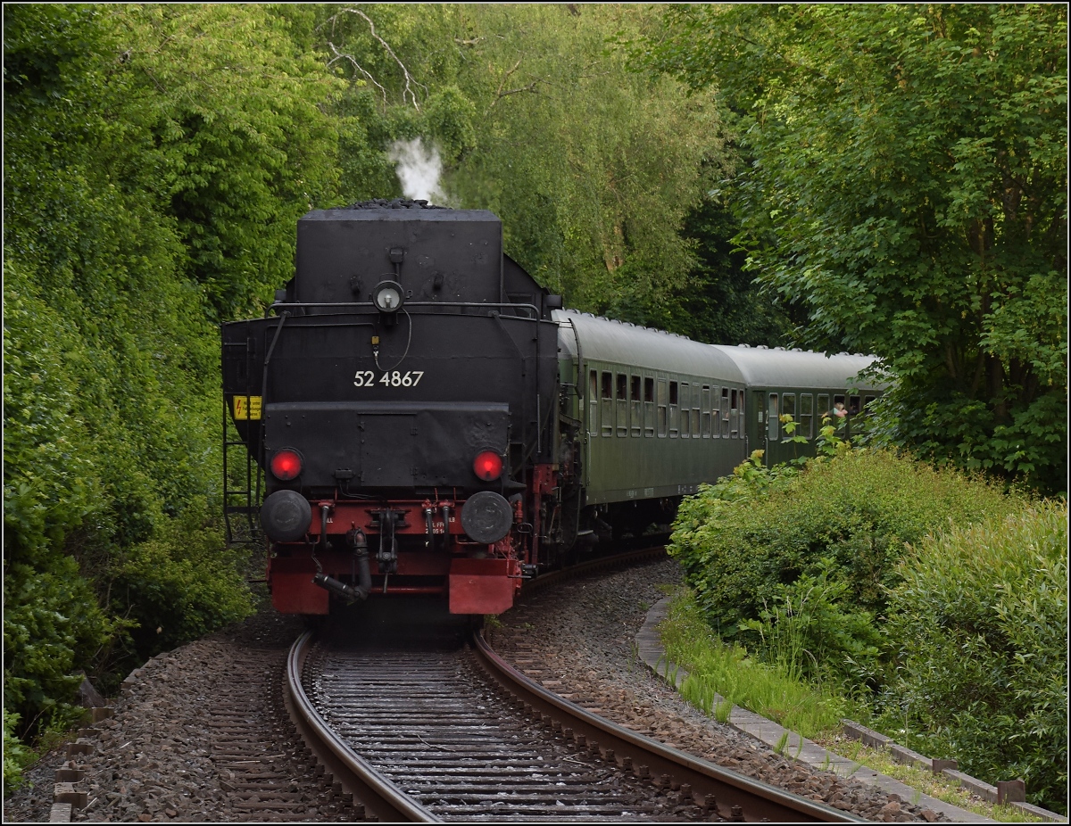 Bahnfest in Königstein. 52 4867 schiebt den Zug mit den grünen Schnellzugwagen im Schneckengang um die Ecke. Königstein, Mai 2018.