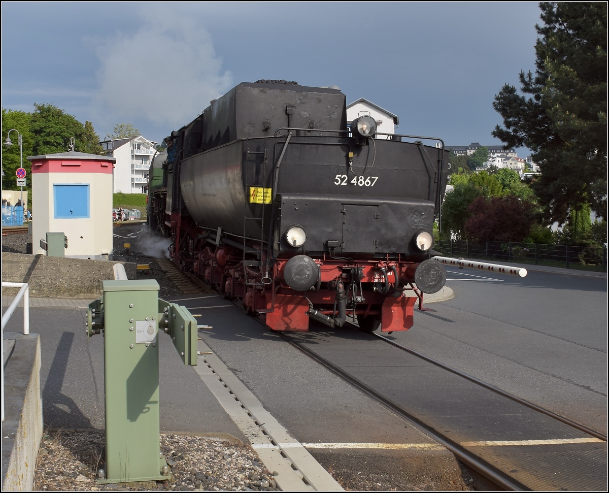 Bahnfest in Königstein. 52 4867 schiebt den Zug mit den grünen Schnellzugwagen in den Bahnhof Königstein. Mai 2018.