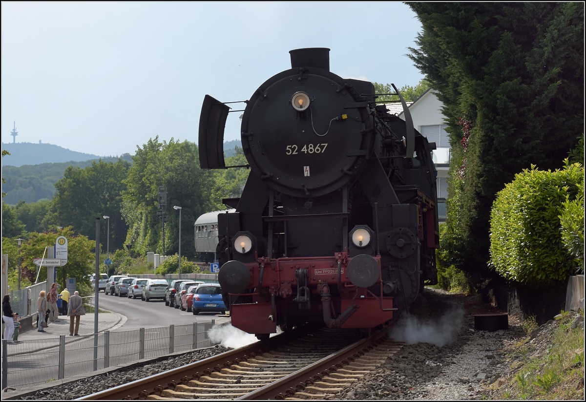 Bahnfest in Königstein. 52 4867 zieht den Zug mit den grünen Schnellzugwagen die letzten Meter die Steigung in den Bahnhof Königstein hoch. Mangels vernüftiger Fotostellen bzw, tausend Masten vor der Linse musste hier eine Gegenlichtaufnahme herhalten. Mai 2018.