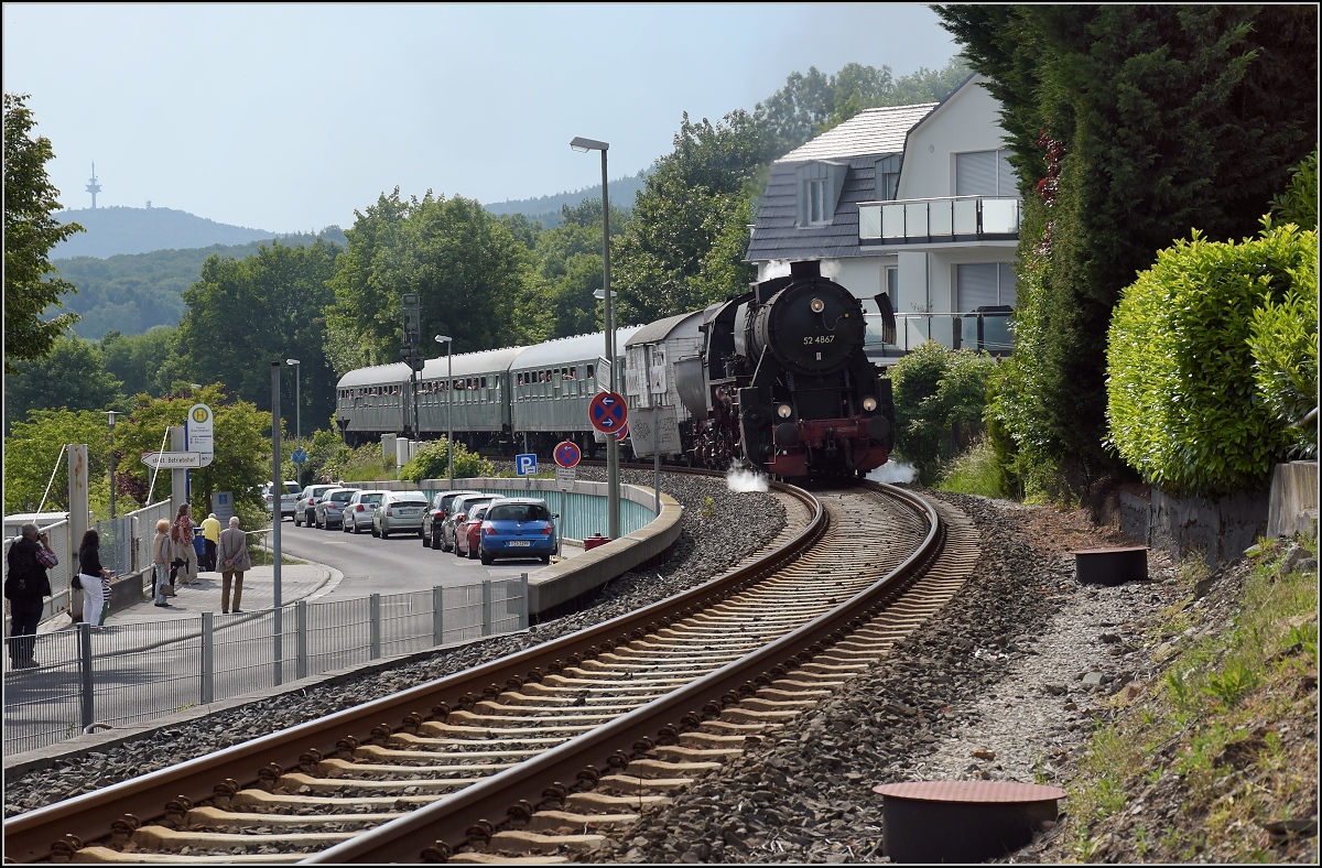 Bahnfest in Königstein. 52 4867 zieht den Zug mit den grünen Schnellzugwagen die letzten Meter die Steigung in den Bahnhof Königstein hoch. Mangels vernüftiger Fotostellen bzw, tausend Masten vor der Linse musste hier eine Gegenlichtaufnahme herhalten. Mai 2018.