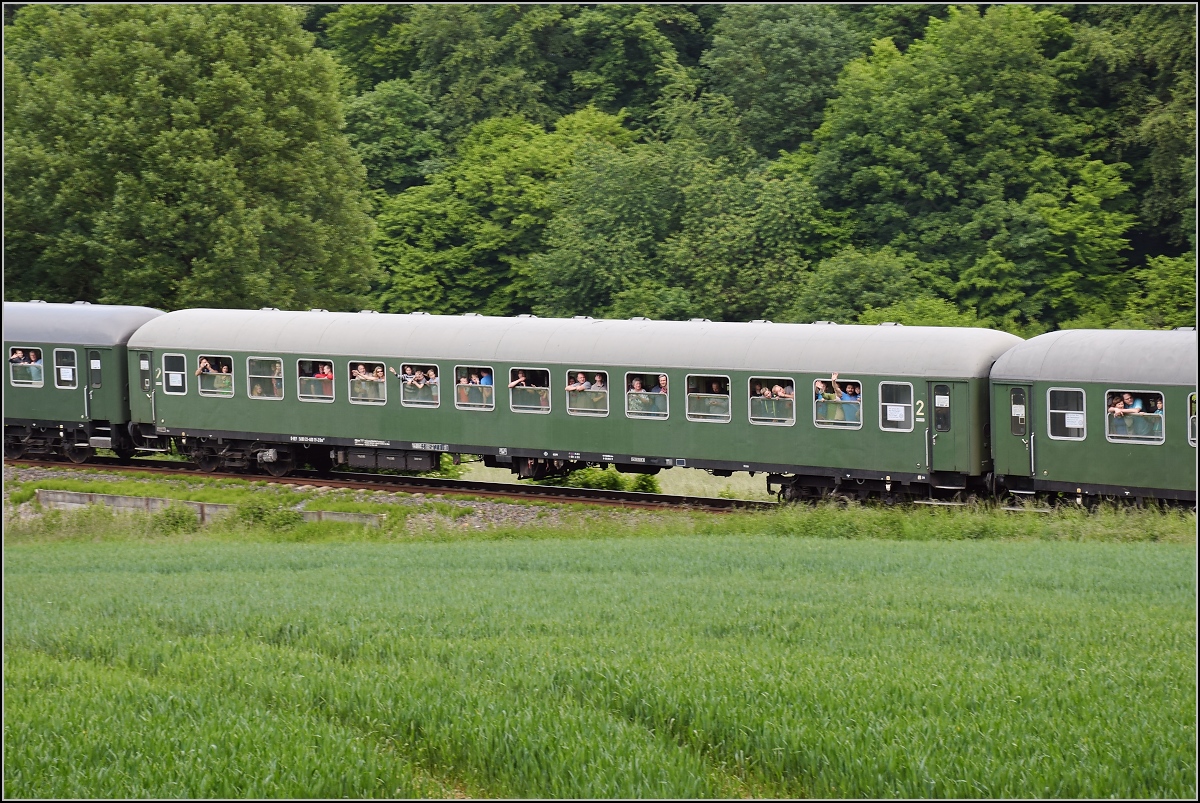 Bahnfest in Königstein. Sichtbar viel Begeisterung bei den Fahrgästen. Die Fotografen am Waldrand werden aus den Schnellzugwagen freudig begrüßt. Schneidhein Mai 2018.