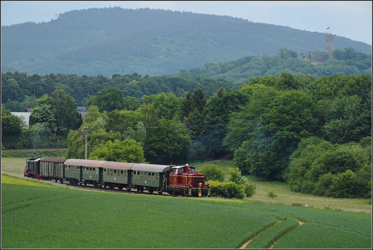 Bahnfest in Königstein. V 36 406 und V 60 447 bringen den Umbauwagenzug die Rampe hinauf nach Schneidhein. Mai 2018.