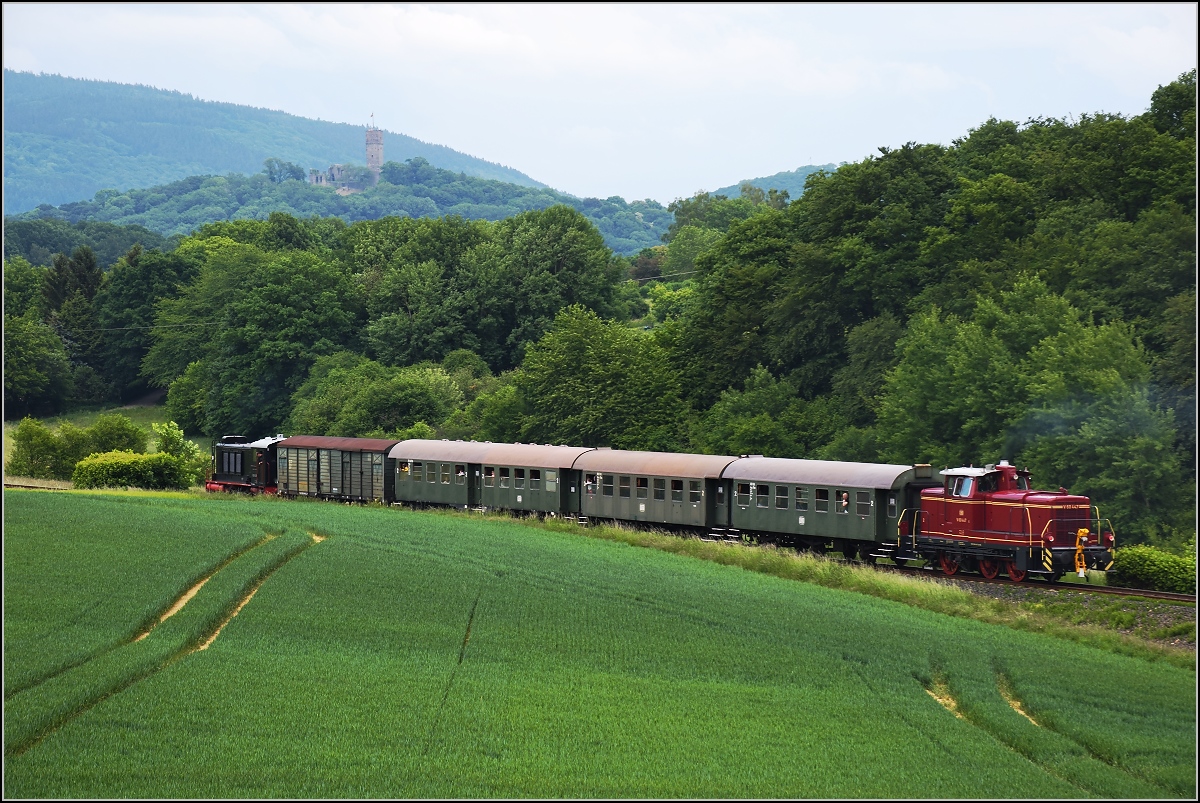 Bahnfest in Königstein. V 36 406 und V 60 447 bringen den Umbauwagenzug die Rampe hinauf nach Schneidhein. Mai 2018.