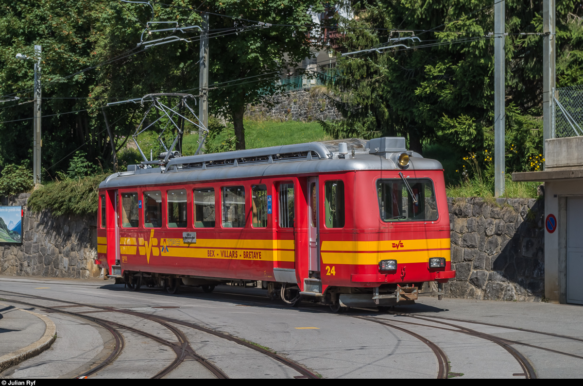 Bahnforum-Schweiz-Fotofahrt auf der BVB am 10. September 2016. BDeh 2/4 24, ein  Flèche  mit eckigen Scheinwerfern, steht in Villars-sur-Ollon abgestellt.