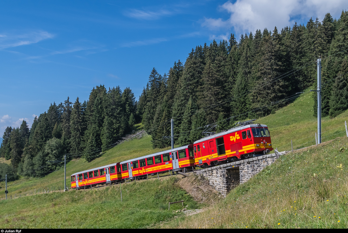 Bahnforum-Schweiz-Fotofahrt auf der BVB am 10. September 2016. HGe 4/4 32 auf Bergfahrt oberhalb von Col de Soud.