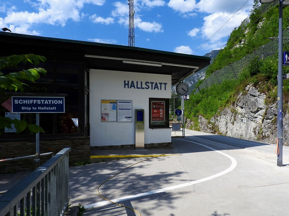 Bahnhaltestelle HALLSTATT, unweit der Schiffsanlegestelle wo man dann mittels Boot am Wasserweg in die am gegenüberliegenden Seeufer genannte Ortschaft kommt; 200613