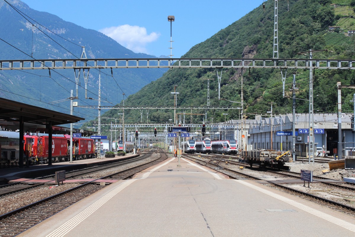 Bahnhöfe in der Schweiz: Bellinzona stazione am 10. Juli 2015.