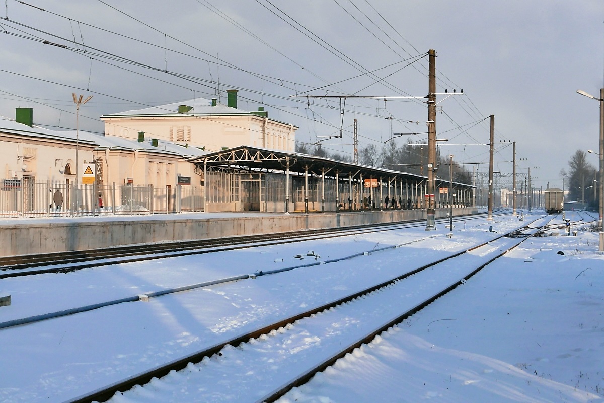 Bahnhof Царское Село (Zarskoje Selo), bei St. Petersburg, 04.02.18

Die Bauarbeiten am Bahnsteig für Gleis 2 (http://www.bahnbilder.de/bild/russland~bahnhoefe~st-petersburg-2/1036606/bauarbeiten-am-bahnsteig-fuer-gleis-2.html) wurden rechtzeitig vor dem ersten Schnee fertig, und der provisorische Bahnsteig von Gleis 3 ist spurlos verschwunden...