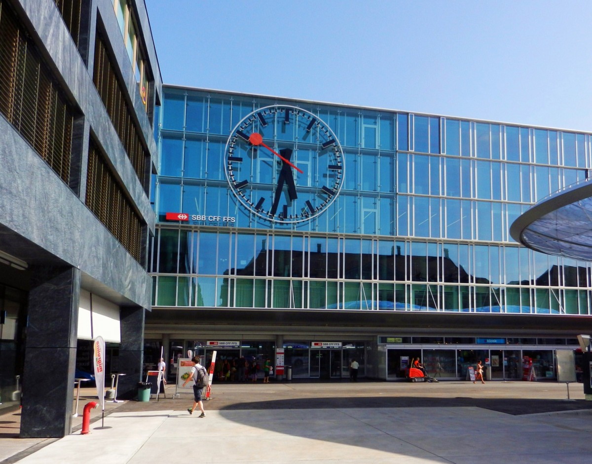 Bahnhof Aarau, Baujahr 2008 bis 2010. Nordfassade mit Haupteingang und die Uhr mit 9 Metern Durchmesser. (Die grösste Bahnhofsuhr Europas befindet sich seit 1985 in Frankreich, in Cergy gare Saint-Christophe, mit 10 Metern Durchmesser) - 02.08.2013