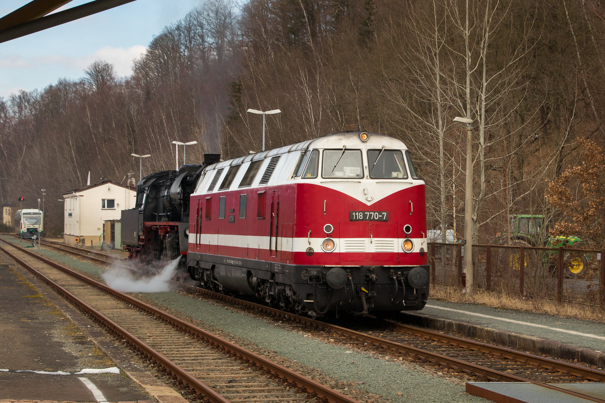 Bahnhof Adorf am 24. März 2018: Der Sonderzug wartet auf seine Loks. 118 770-7 und 35 1097-1 sind das an dem Tag. 