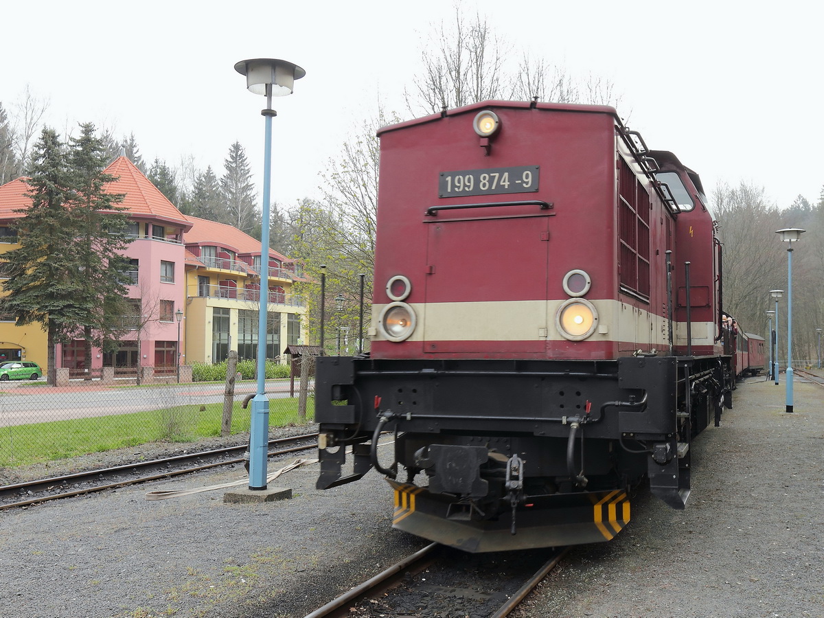 Bahnhof Alexisbad am 25. April 2015, Einfahrt 199 874-9 zur Sonderfahrt zum Brocken 