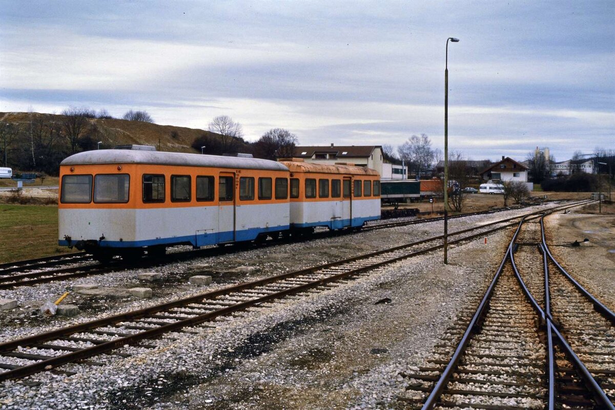 Bahnhof Amstetten (WEG) 1000 mm Spurweite: Am 13.04.1985 war es dort auf den Gleisen der WEG-Nebenbahn Amstetten-Laichingen schon ziemlich leer, nur noch der längere zusammenhängende Auwärter-WEG-Aufbauwagen war hier noch abgestellt. Die Nebenbahn wurde im August 1985 eingestellt.