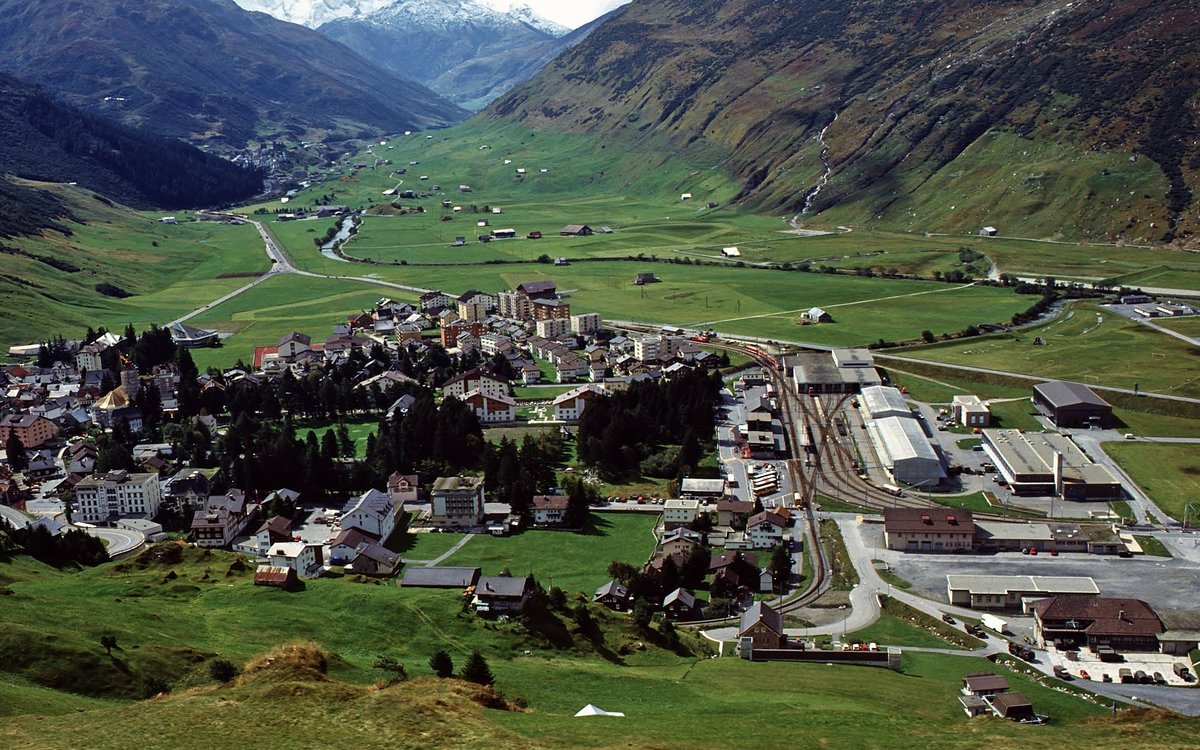 Bahnhof Andermatt der Furka Oberalp-Bahn im Sommer 1993.
