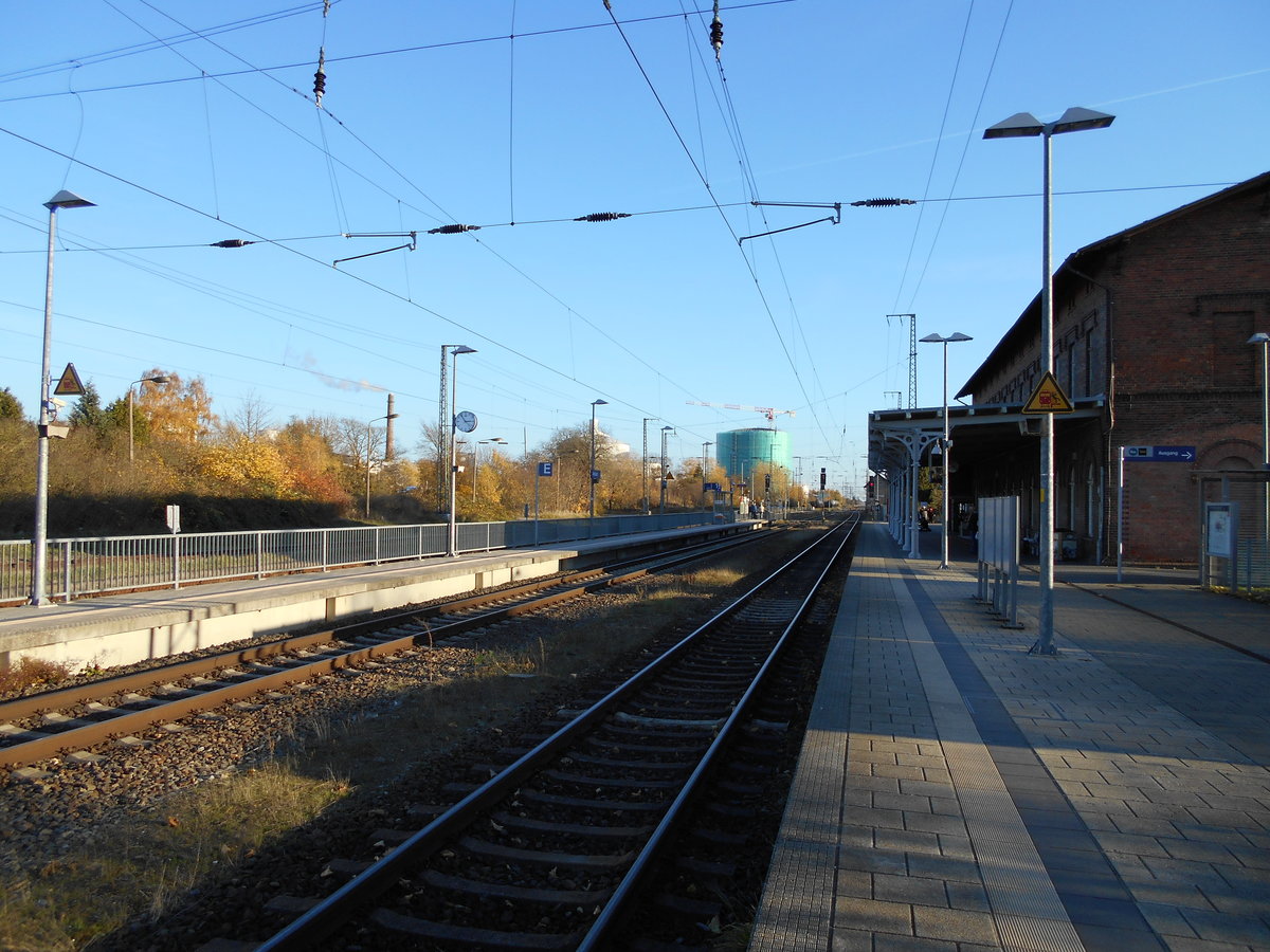Bahnhof Anklam Richtung Süden am 31.Oktober 2018.Im Hintergrund die Zuckerfabrik.
