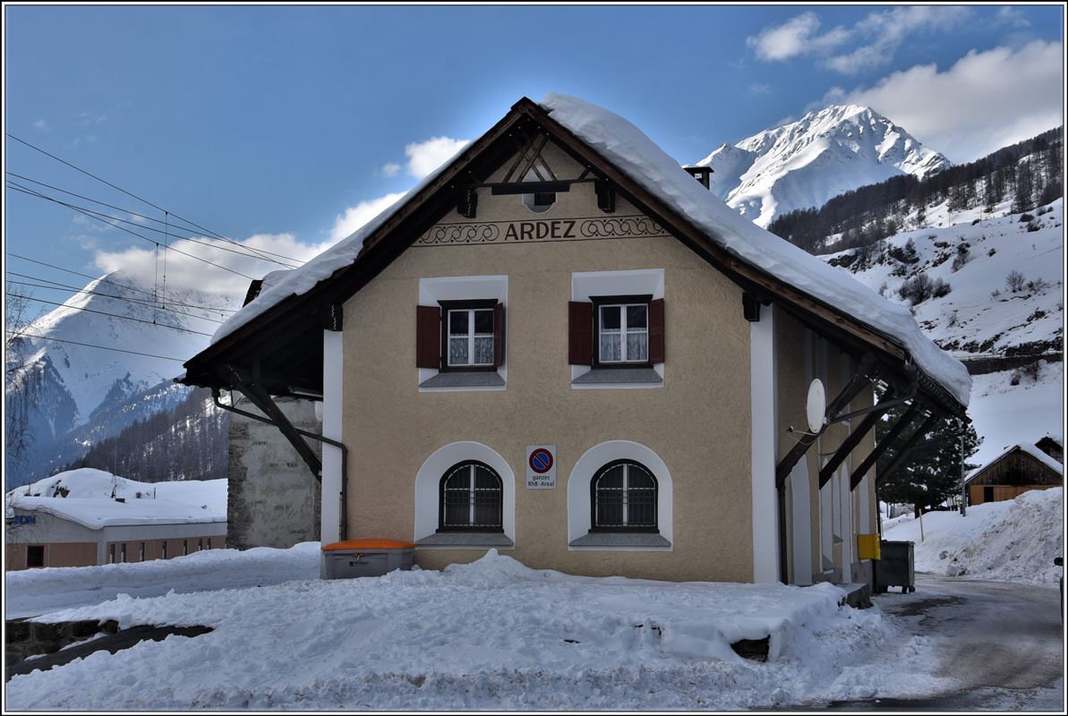Bahnhof Ardez im typischen Engadiner Stil mit den hier üblichen Scrafitti. (05.02.2018)