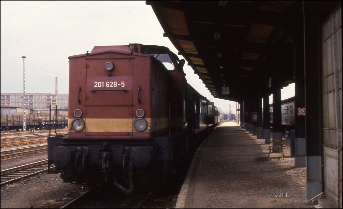 Bahnhof Aschersleben am 21.3.1992: Um 12.43 Uhr steht 201628 mit dem P 8412 nach Quedlinburg bereit.