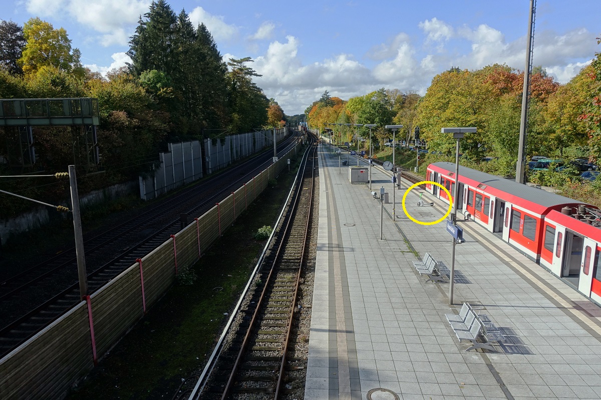 Bahnhof Aumühle am 9.10.2022: links die Fernbahngleise der Bahnstrecke Berlin-Hamburg, Strecken-Nr. 6100 / rechts der S-Bahnhof, er ist östlicher Start- bzw. Endbahnhof der Linie S21 der S-Bahn Hamburg, deutlich zu sehen ist das heutzutage zu beachtende „ordnungsgemäße“ Abstellen eines E-Scooters (Hauptsache ich komme bis an die Waggontür) /