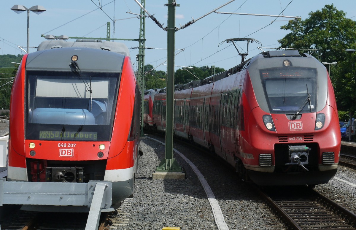 Bahnhof Au/Sieg, 6.8.13: Der RE 9 fhrt am Stumpfgleis der RB 95 vorbei und erreicht dann den Bahnsteig von Gleis 2.