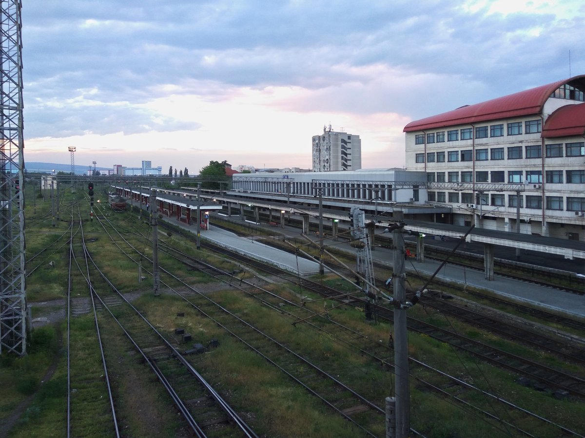 Bahnhof Bacau gesehen am Abend des 12.05.2017 von der nahegelegenen Fussgngerbrcke.