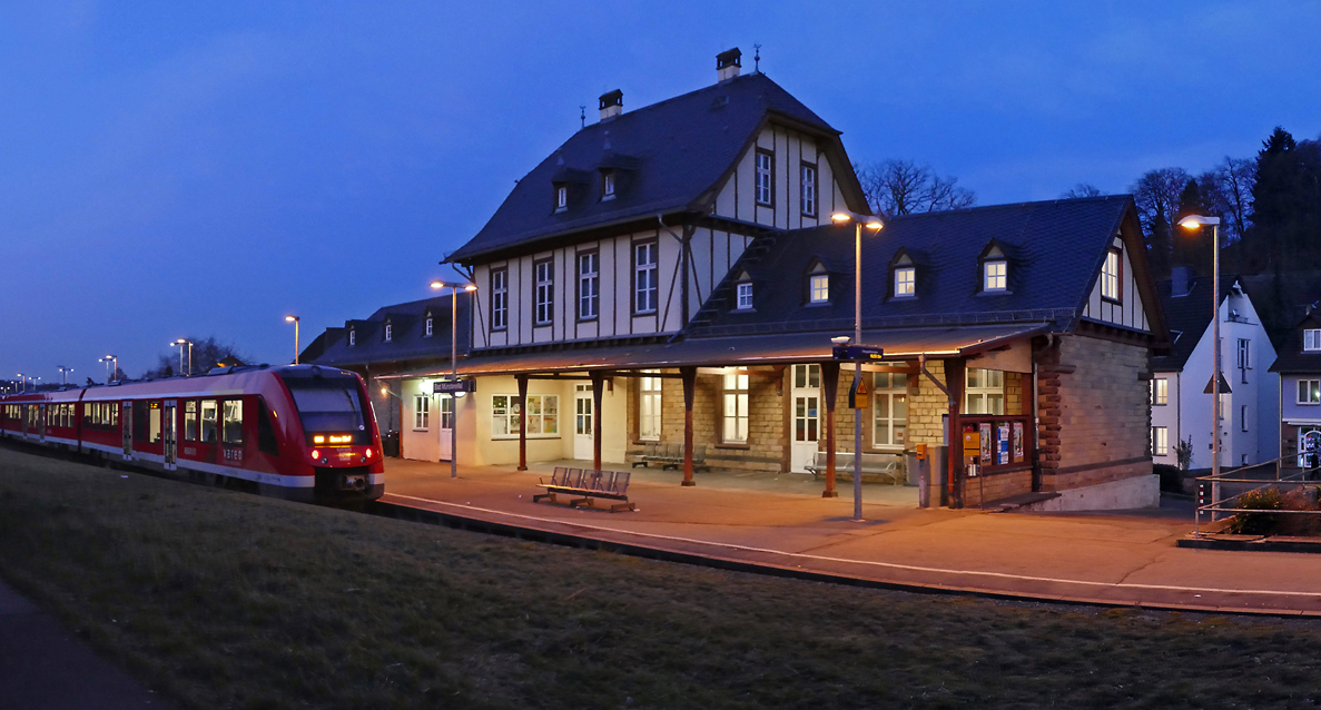 Bahnhof Bad-Münstereifel abends mit 620 025 - 20.12.2016