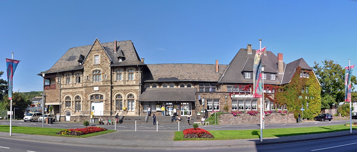 Bahnhof Bad Neuenahr mit Sprchen auf dem linken Gebudeteil:  Immer heiter - Gott hilft weiter  und  Gesundes Blut - Froher Muth  (alte Schreibweise mit  th ). 24.09.2013