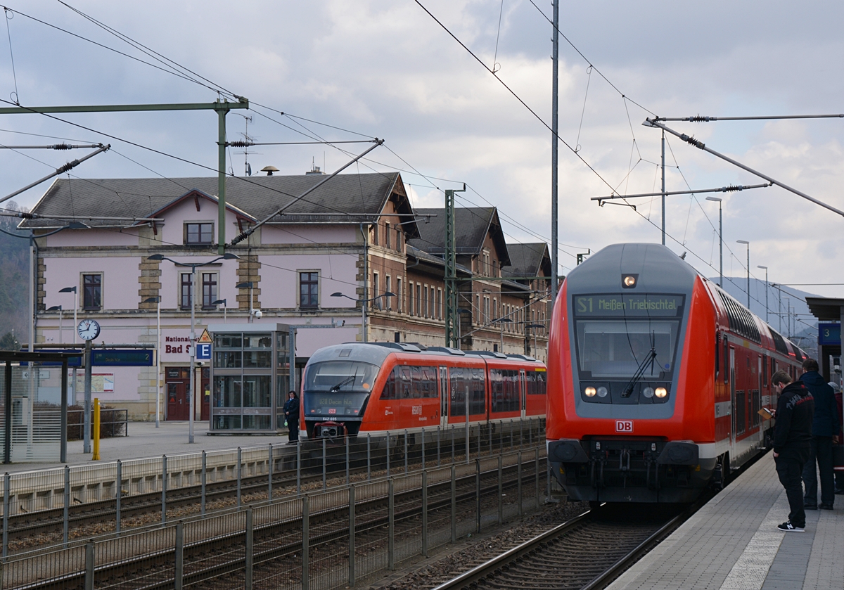 Bahnhof Bad Schandau. Links wartet auf Abfahrt BR 642 035 als U28 nach Decin hl.n., rechts fährt die S1 nach Meißen Triebischtal ein. Die Aufnahme stammt vom 13.02.2018. 
