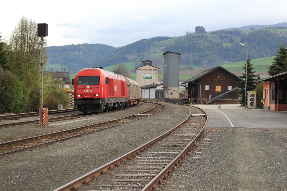 Bahnhof Bad St. Leonhard bei Km 31,2 auf der Krntner Seite der Lavantalbahn. Eine 2016 bereitet sich auf die Abfahrt Richtung Bad Bleiburg vor, April 2013
