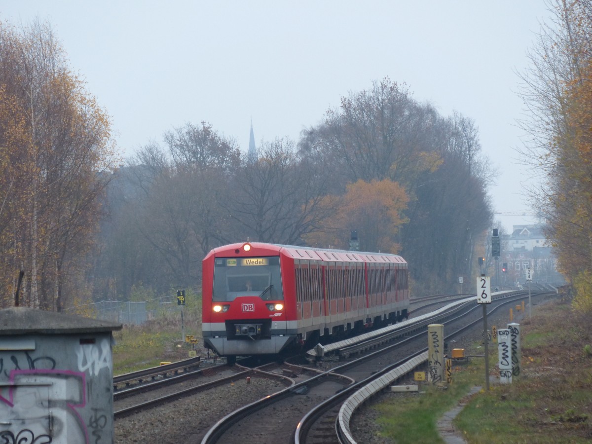 Bahnhof Bahrenfeld: Einfahrt einer S-Bahn der Linie S1 nach Wedel. 29.11.2014