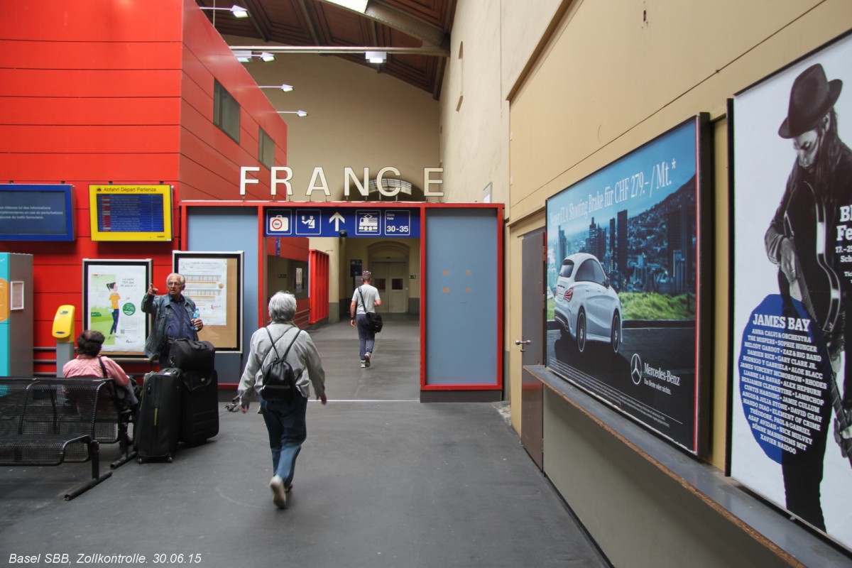 Bahnhof Basel SBB,Durchgang(Zollkontrolle)zum Bahnhof Basel SNCF,auch Französischer Bahnhof genannt.30.06.15