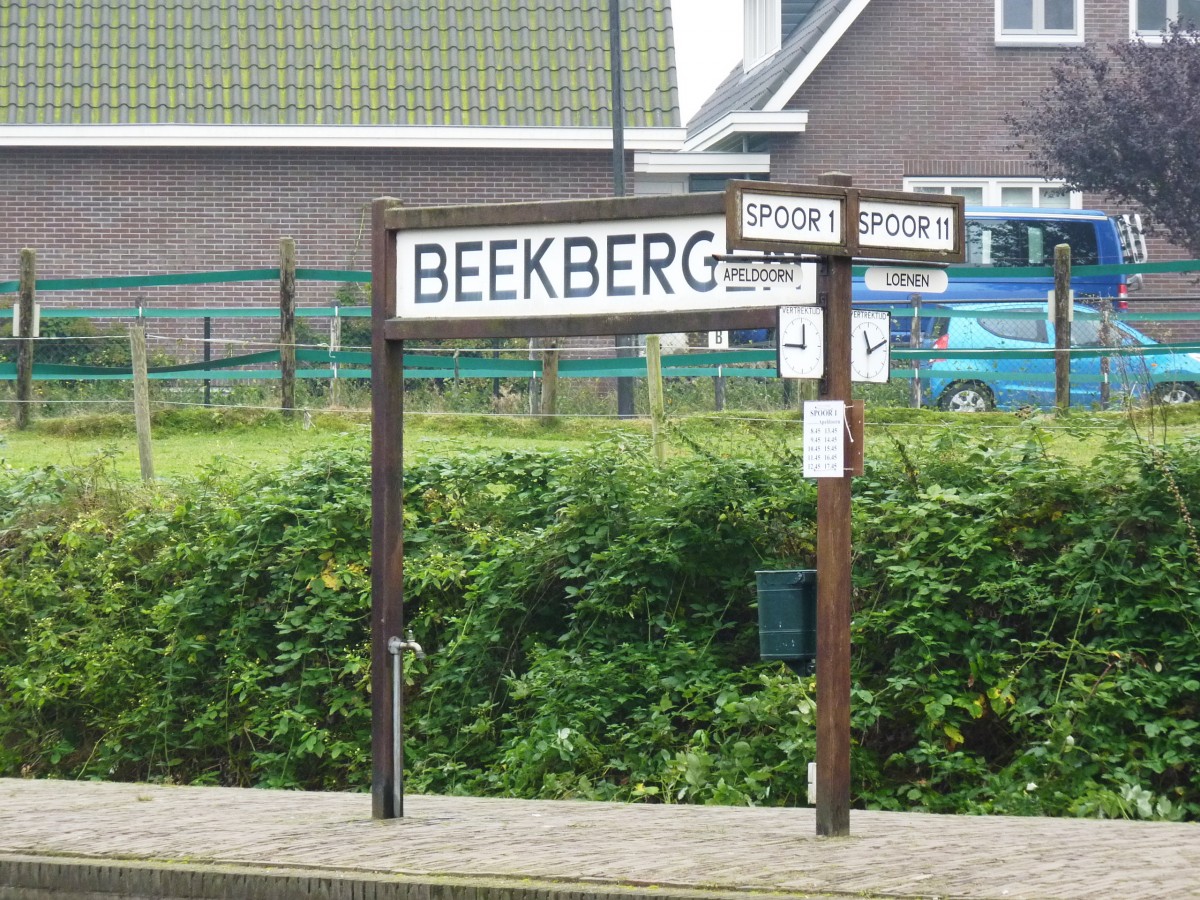 Bahnhof Beekbergen, Bahnsteig mit  Bahnhofsschild und Gleisanzeiger / in Beekbergen am 6.9.2014 beim großen Eisenbahn-Spektakel  „Terug naar Toen - Zurück nach Damals“ der Museumseisenbahn VSM in Beekbergen / NL,

