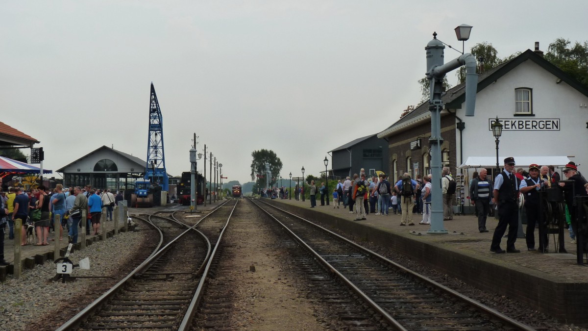Bahnhof Beekbergen, Durchfahrtsgleise, das Foto wurde vom Bahnübergang gemacht  / in Beekbergen am 6.9.2014 beim großen Eisenbahn-Spektakel  „Terug naar Toen - Zurück nach Damals“ der Museumseisenbahn VSM in Beekbergen / NL,
