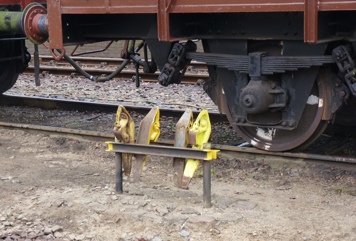 Bahnhof Beekbergen, Gestell mit Hemmschuhen / in Beekbergen am 6.9.2014 beim großen Eisenbahn-Spektakel  „Terug naar Toen - Zurück nach Damals“ der Museumseisenbahn VSM in Beekbergen / NL,

