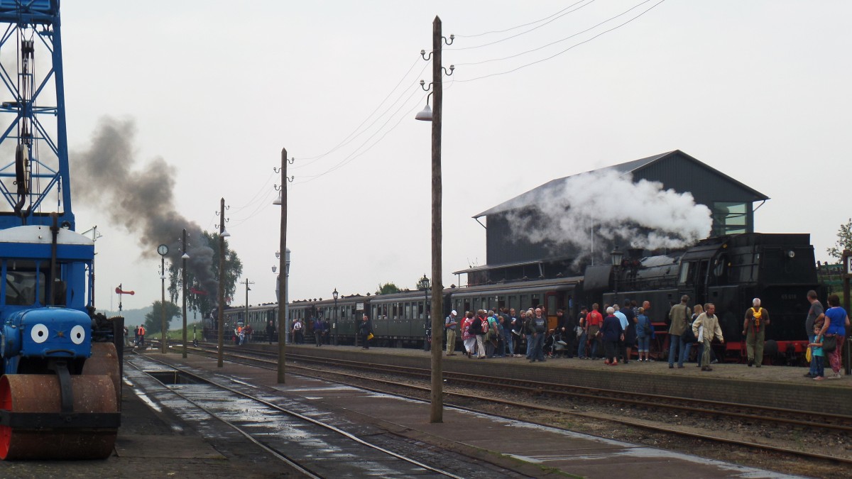 Bahnhof Beekbergen mit dem Pendelzug Beekbergen - Loene, die Holzmasten machen das Fotografieren nicht einfach, da sie freundlicherweise oft im Wege stehen um ein Motiv verdecken  / in Beekbergen am 6.9.2014 beim großen Eisenbahn-Spektakel  „Terug naar Toen - Zurück nach Damals“ der Museumseisenbahn VSM in Beekbergen / NL,

