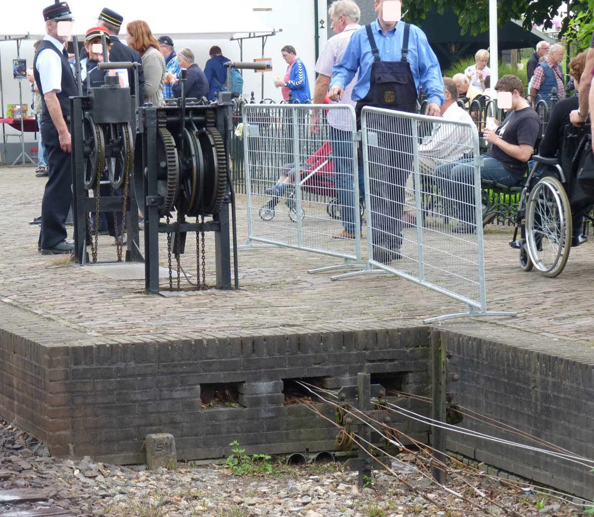 Bahnhof Beekbergen, Weichen- und Signalkurbeln mit Stelldrähten / in Beekbergen am 6.9.2014 beim großen Eisenbahn-Spektakel „Terug naar Toen - Zurück nach Damals“ der Museumseisenbahn VSM in Beekbergen / NL, 