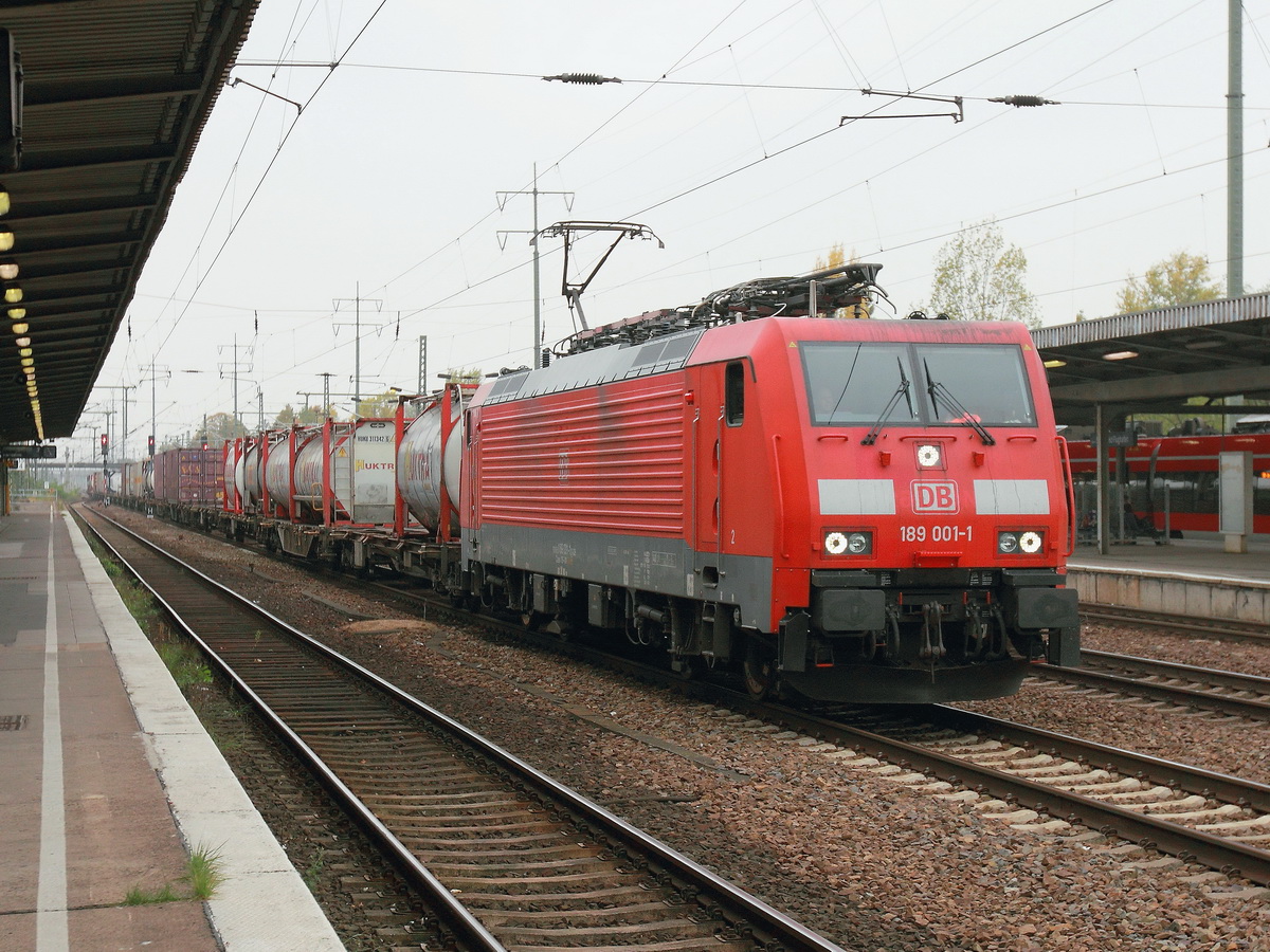 Bahnhof Berlin Flughafen Schönefeld, Einfahrt 189 001-1 zum Personalwechsel am 07. Oktober 2015.