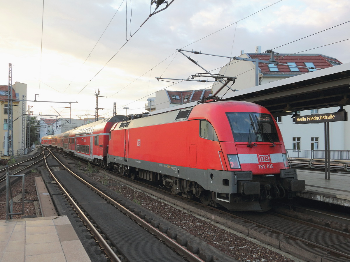 Bahnhof Berlin Friedrichstrasse, Ausfahrt RE 3 (RE 18188) nach Brandenburg Hauptbahnhof mit der Schublok 182 015 am 28. August 2013. 