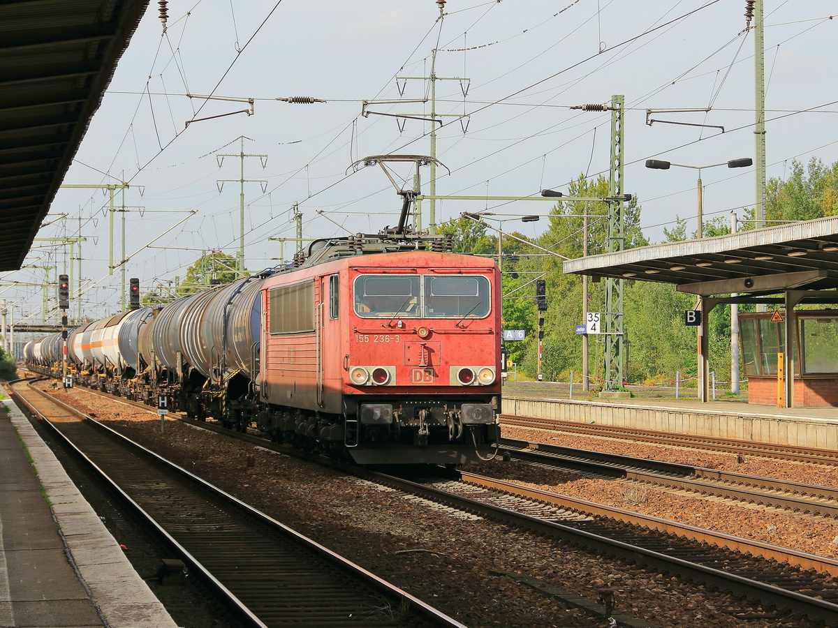 Bahnhof Berlin Schönefeld Flughafen am 09. August 2019, Durchfahrt 155 236-3 mit einem Güterzug Kesselwagen in Richtung Berlin. 